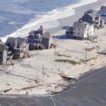Una carretera inundada en las islas Hatteras, en Carolina del Norte