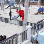 Los mendigos montan sus improvisadas tiendas de campaña en el parque e increpan a los niños por correr y gritar mientras juegan