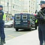En la imagen, una patrulla de la Policía Nacional que vigila las calles de la ciudad