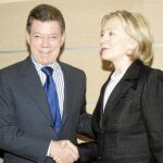 Juan Manuel Santos saluda, ayer, a la secretaria de Estado de EE UU, Hillary Clinton, de visita en Colombia