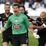 Dani Aranzubia, guardameta del Deportivo, celebra junto a sus compañeros el gol del empate
