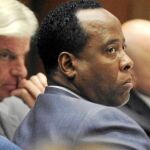 Conrad Murray, en el juicio por la muerte de Jackson, junto a sus abogados