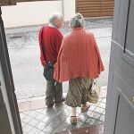 El pintor sale de casa con su mujer