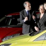 El presidente Camps y la alcaldesa de Valencia, ayer con el presidente mundial de Ford