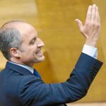 El presidente Camps saluda al «tendido» en Les Corts Valencianes