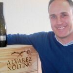 Óscar Clemares, director gerente de Álvarez Nölting, fundó la bodega hace ya siete años. En la imagen, posa con su nuevo caldo