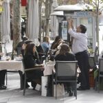 La prohibición de fumar en espacios públicos ha llevado a los fumadores a buscar locales con terrazas