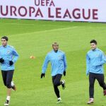 Los jugadores del Atlético –Raúl García, Assunção y Agüero en la imagen– se entrenaron ayer en el BayArena