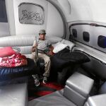 Un rebelde se acomoda en uno de los sofás del avión privado de Muamar Gadafi, ayer, en Trípoli