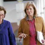 La portavoz del PP-A, Esperanza Oña (i), junto a la candidata a la Alcaldía del PP en Alcalá de Guadaíra, María del Carmen Rodríguez, ayer, en la Cámara