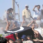 Miles de personas asistieron, ayer, al entierro de Yunis