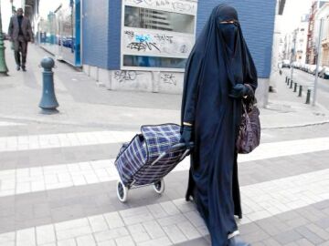 En la imagen, una mujer pasea por la v&iacute;a p&uacute;blica ataviada con un burka