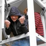 La TÉCNICA para «okupar» las viviendas es muy sencilla: enganches de luz, forzar las puertas con una radial y la casa ya está tomada