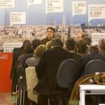 Imagen tomada desde el exterior de la reunión del PSC de Barcelona, que presidió Carles Martí