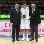 Alba Torrens con el presidente de la Federación, tras conquistar el título