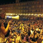 Tras recorrer todo el centro de Madrid, los «indignados» se instalaron en la Plaza Mayor. Allí celebraron una asamblea para decidir qué actuaciones iban a llevar a cabo
