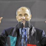 Mustafá Abdel Yalil, ayer, durante su discurso pronunciado en la «plaza de los mártires» ante diez mil personas