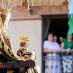 La patrona de la archidiócesis, con el reflejo del sol al poco de salir de la Catedral