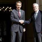 Griñán y Zapatero, a la entrada del palacio de La Moncloa