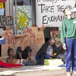 Los indignados durmieron ayer ante el edificio de la Bolsa, en pleno paseo de Gràcia, para asombro de barceloneses y turistas