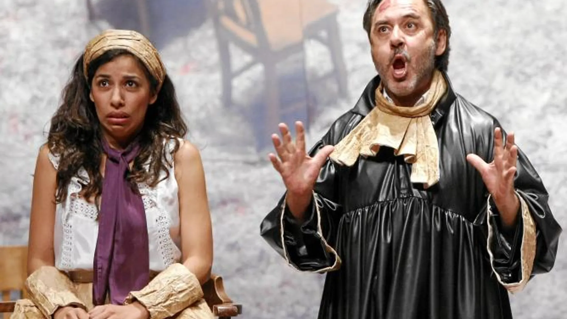 Karina Garantivá y Santiago Ramos en una escena de teatro