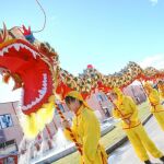 La inauguración de ayer se hizo al más puro estilo asiático con dragones, platillos y banderines rojos