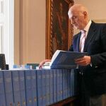 Entre sus libros. Anes, ayer, en su despacho, hojea la entrada de Enrique Eymar Fernández