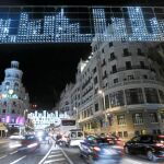 Con diseños de los más importantes creadores españoles, reciclados de años anteriores, las calles más concurridas de la capital volvieron a encender un año más las fiestas