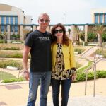 El reconocido director, Renny Harlin, y la directora general de la Ciudad de la Luz, Elsa Martínez, en los estudios alicantinos