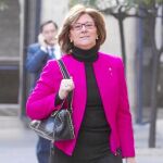 Pilar Fernández Bozal (sobre esta imagen) recurrió la cesión de espacios municipales para la consulta de Arenys de Munt (a la derecha)