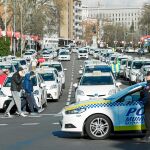 Aspecto que presentaba ayer la Castellana, repleta de taxis / Foto: Luis Díaz