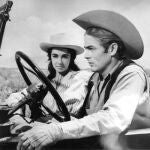 James Dean, en una escena de "Gigante", junto a Elisabeth Taylor