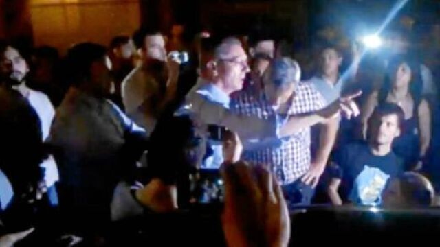 Gallardón sufrió el acoso de los manifestantes el lunes por la noche, al sacar a su perro a pasear