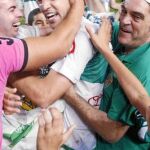 Acciari es estrujado por los aficionados al finalizar el choque