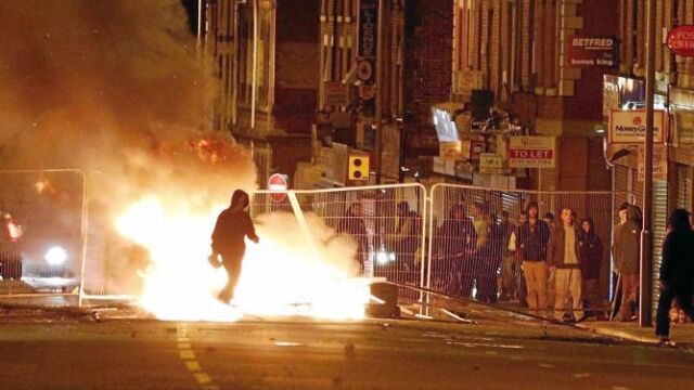 Un hombre camina junto a una barricada en Liverpool a primera hora de ayer