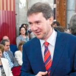 Javier Lacalle dialoga con Juan Carlos Aparicio y César Rico, momentos antes de convertirse en el nuevo alcalde de Burgos
