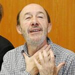 «Apostamos por un acuerdo para que el 15-M pueda tener un lugar estable para informar». Es lo que escribió Alfredo Pérez Rubalcaba en su Twitter.