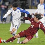 Bolaños pelea un balón en el partido disputado ayer entre el Rubin Kazan y el Copenhague, en el que el equipo ruso venció 1-0 de penalti