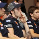 Los tres pilotos Honda, Pedrosa, Dovizioso y Stoner, observan las evoluciones de sus rivales