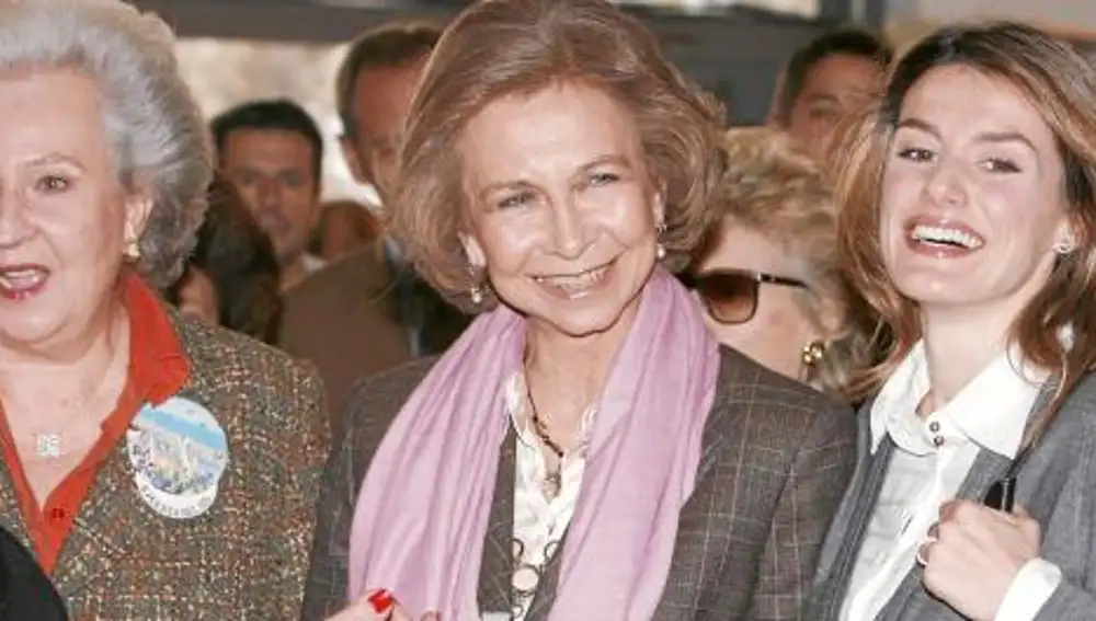 Doña Pilar con la Reina y Doña Letizia en una visita al Rastrillo de Nuevo Futuro