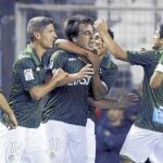 Varios jugadores celebran un gol contra el Athletic
