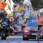 Igor Antón cruza la meta de Bilbao como ganador de la etapa en 2011