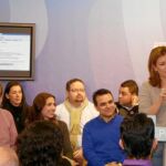 Paula Sánchez de León dirigiéndose a los voluntarios
