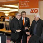Miró i Ardèvol, presidente de E-Cristians, anoche con el obispo Vives, el cardenal Sistach y los obispos Pardo y Sáiz
