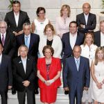 Rita Barberá posa en las escaleras de la Casa Consistorial con su equipo de Gobierno