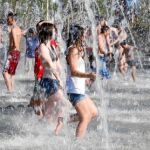 Los madrileños que pasearon ayer por Madrid Río pudieron refrescarse en la «playa»