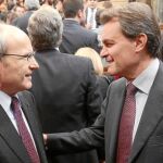 Artur Mas, nuevo presidente de la Generalitat, saluda a su predecesor, José Montilla, que vivió su último día en la Cámara catalana