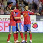 Los jugadores de la selección española de fútbol, Juan Mata (i), David Villa (c) y Thiago Alcántara, que debutaba hoy en partido oficial, celebran el quinto gol de España