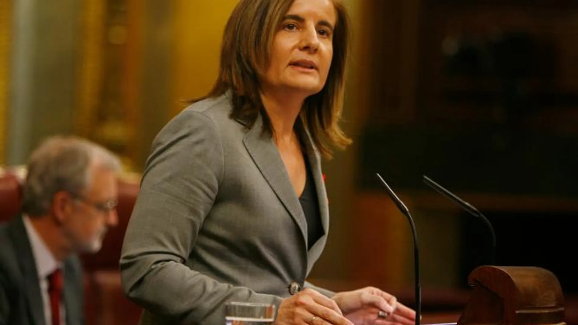 Fátima Báñez, en foto de archivo, pide la dimisión de Rubalcaba por saber cómo crear empleo y no hacerlo en siete años