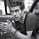 Las firmas se apuntan a la tendencia del hombre «dandy». El embajador español de la elegancia es Jon Kortajarena